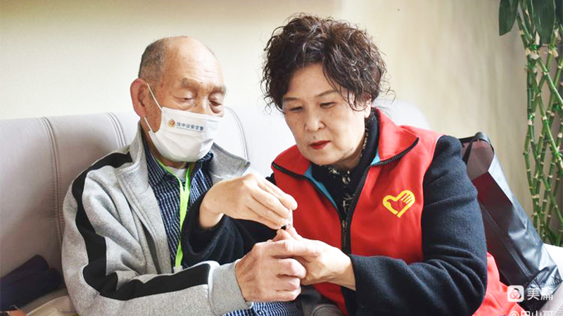 4、图为：汉台区慈善志愿者在”雷锋周“为敬老院老人剪指甲.jpg