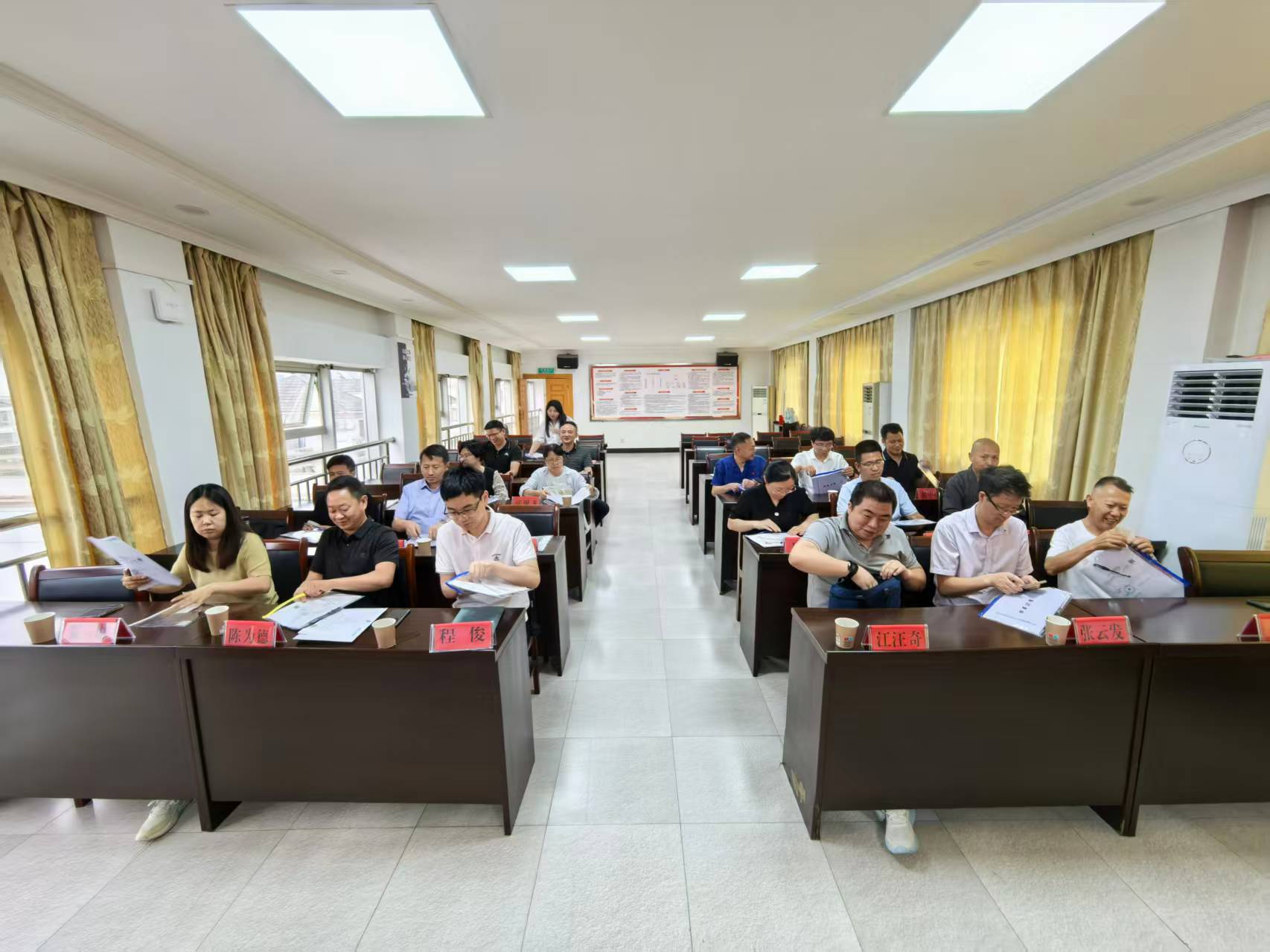 县慈善协会第一届理事会第四次会议6.jpg 县慈善协会第一届理事会第四次会议6.jpg