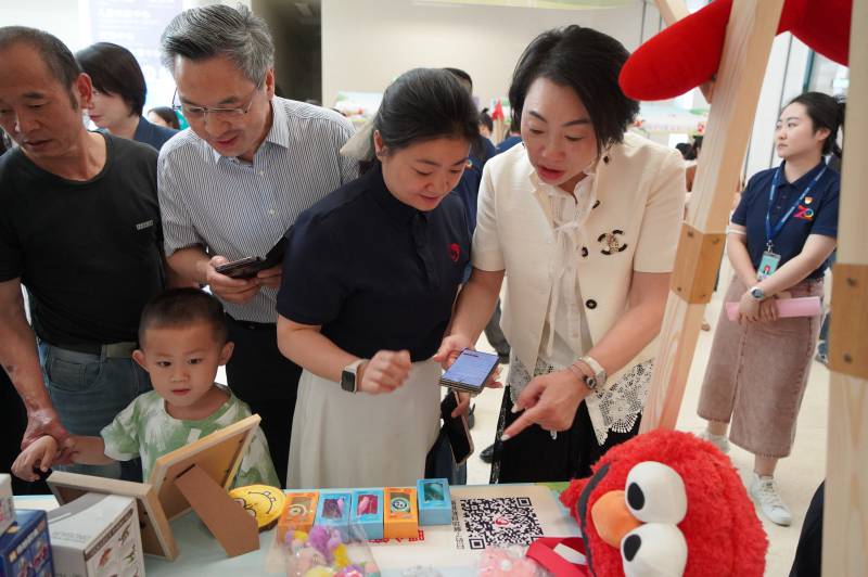 范会长儿童医院慰问3.png