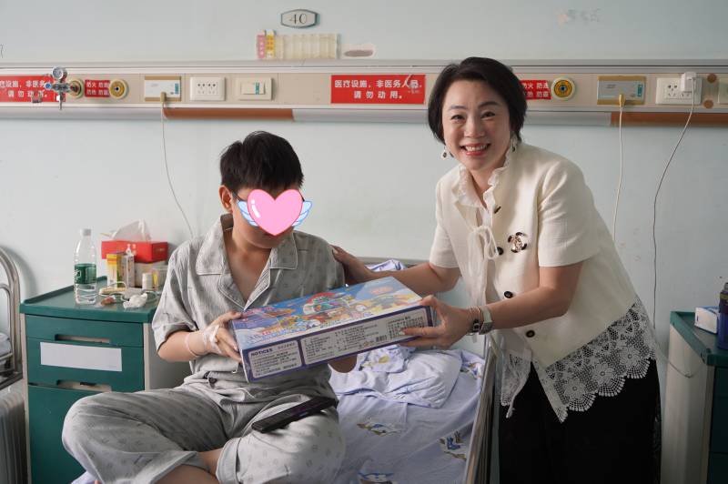 范会长儿童医院慰问1.png