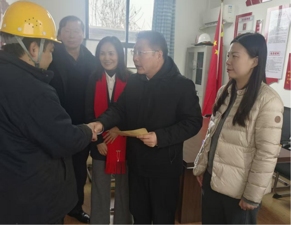 寒冬送暖情系职工-鄂州慈善会慰问活动图片_副本.png 寒冬送暖情系职工-鄂州慈善会慰问活动图片_副本.png