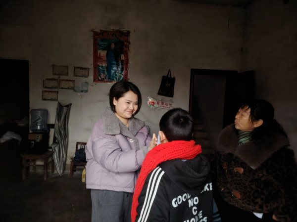温情入户暖童心-大冶市童享阳光新春探访现场_副本.png