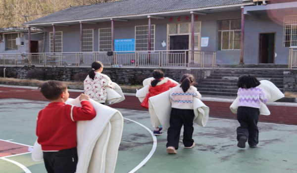 鹤峰学子爱心捐赠仪式图片2_副本.png 鹤峰学子爱心捐赠仪式图片2_副本.png