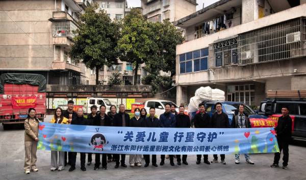 鹤峰学子爱心捐赠仪式图片3_副本.png 鹤峰学子爱心捐赠仪式图片3_副本.png