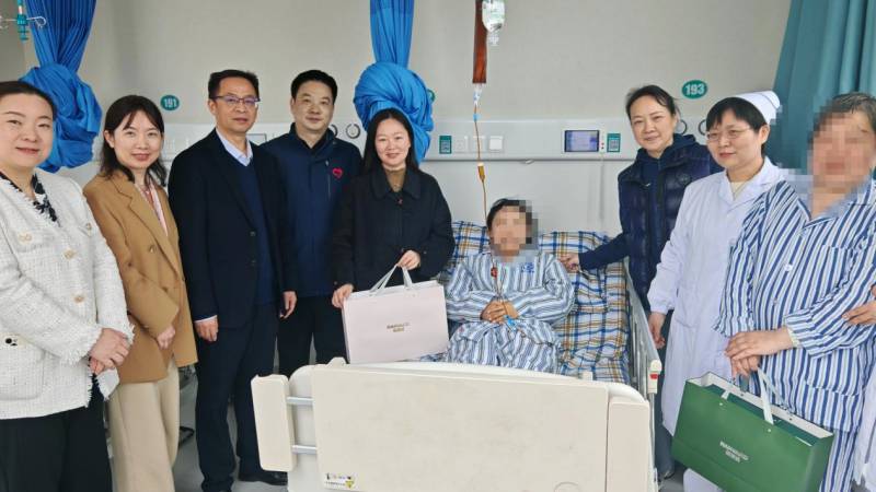 爱从头开始-假发捐赠仪式现场合影2_副本.png 爱从头开始-假发捐赠仪式现场合影2_副本.png