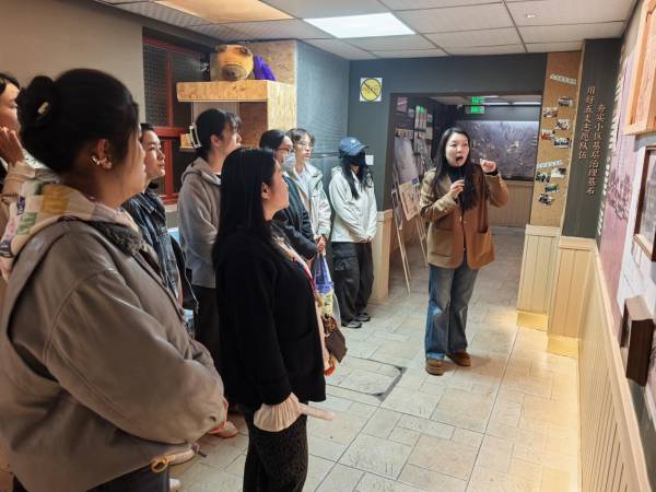 江汉区王家巷社区慈善空间参观现场照片1_副本.png 江汉区王家巷社区慈善空间参观现场照片1_副本.png