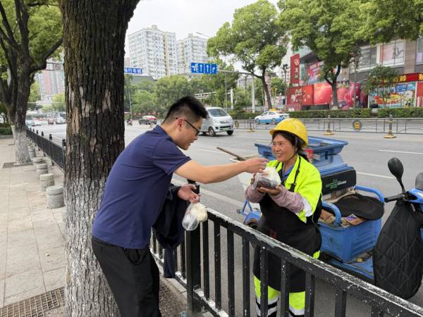 春风送暖致敬城市美容师-十堰市慈善总会环卫工人关爱活动_副本.png
