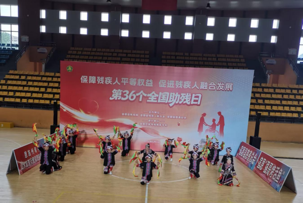 爱暖荧屏情护成长-助残日活动照片2_副本.png