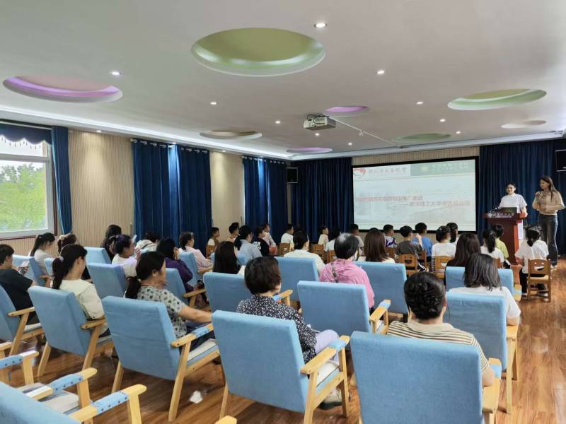 童心课堂进理工大幼园-5月19日活动实拍_副本.png 童心课堂进理工大幼园-5月19日活动实拍_副本.png