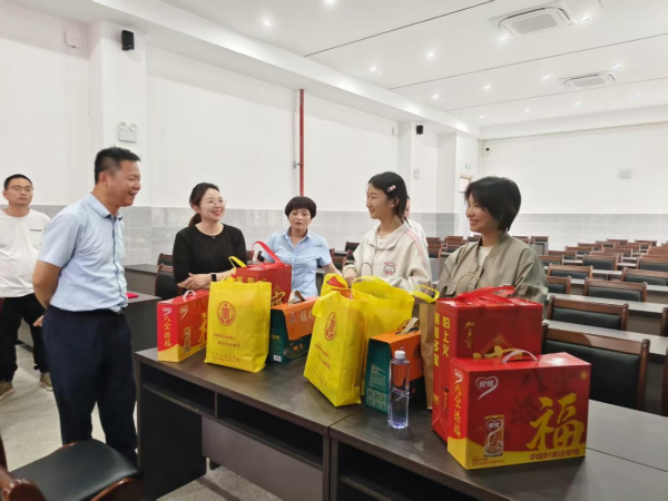 润心伴成长同心护未来-团风县困境儿童慰问_副本.png