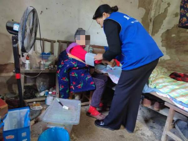 沙洋县沈集镇暖心敲门关爱老人活动照片_副本.png