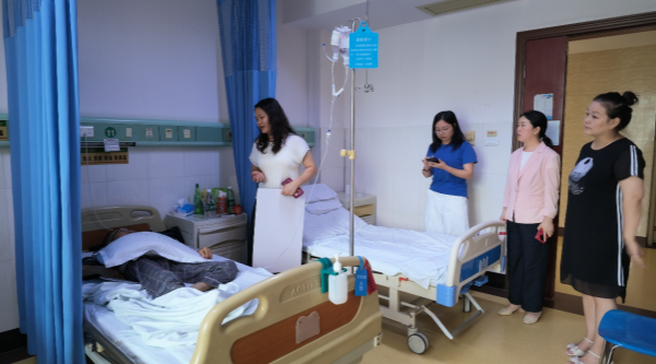 双心托举生命希望-超越建设情暖危困家庭1_副本.png
