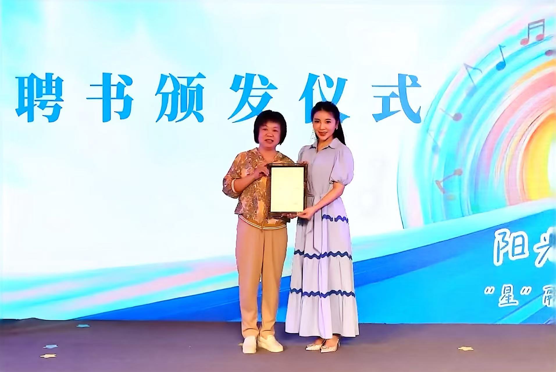 颁奖照片.jpg 颁奖照片.jpg