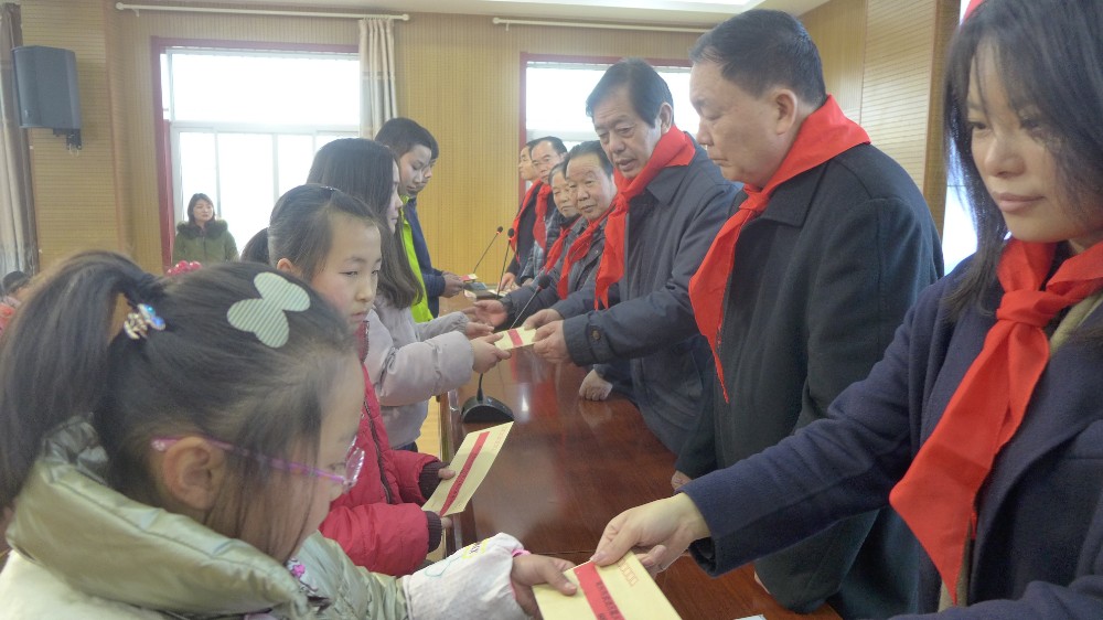 向贫困学生发放奖学金金.JPG