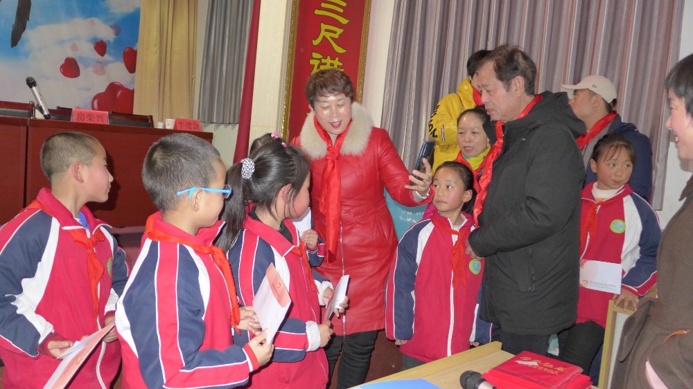 周明达先生和受助学生.JPG