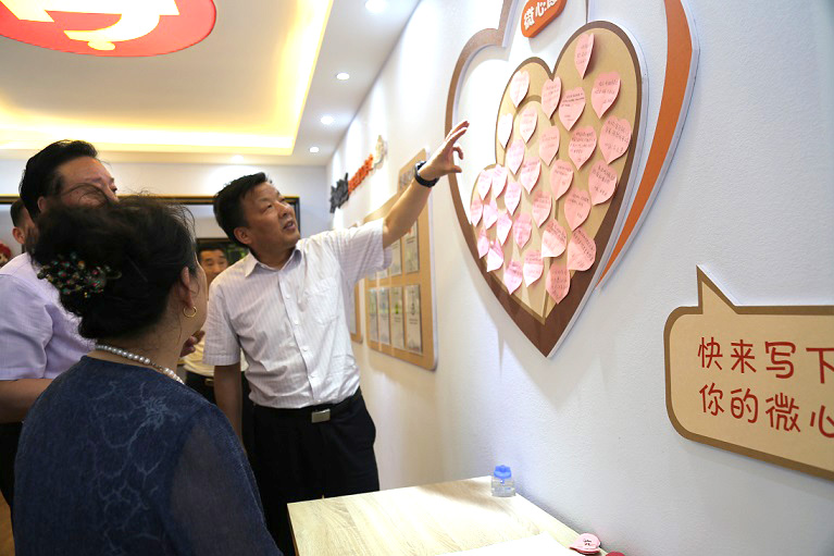 崔光华会长对志愿服务活动通过"微心愿墙"进行对接的模式表示赞赏张蕾