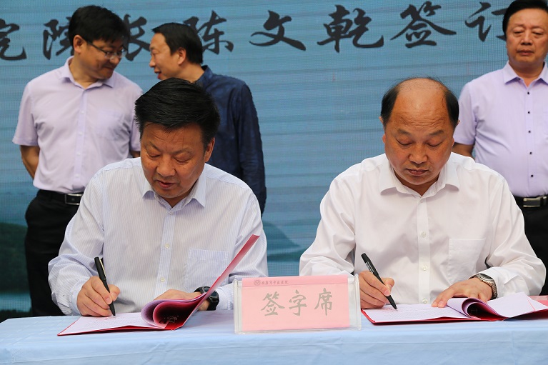 1.市慈善协会会长崔光华与市中医医院院长陈文乾签订《实施慈善助医“脱病忧”项目协议》 张蕾 摄.JPG 1.市慈善协会会长崔光华与市中医医院院长陈文乾签订《实施慈善助医“脱病忧”项目协议》 张蕾 摄.JPG