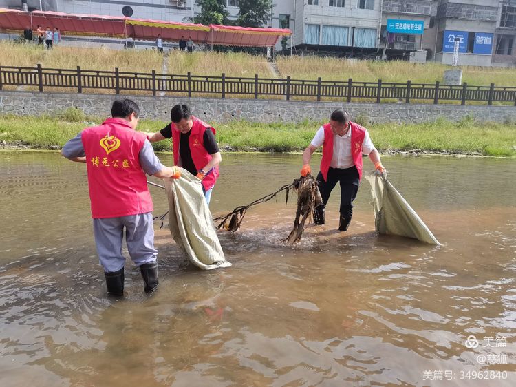 3. 博元公益志愿者在月河檢拾垃圾.jpg