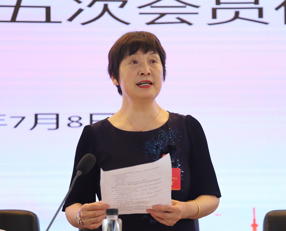 4.  市慈善协会第四届理事会副会长马孝芳主持大会.JPG
