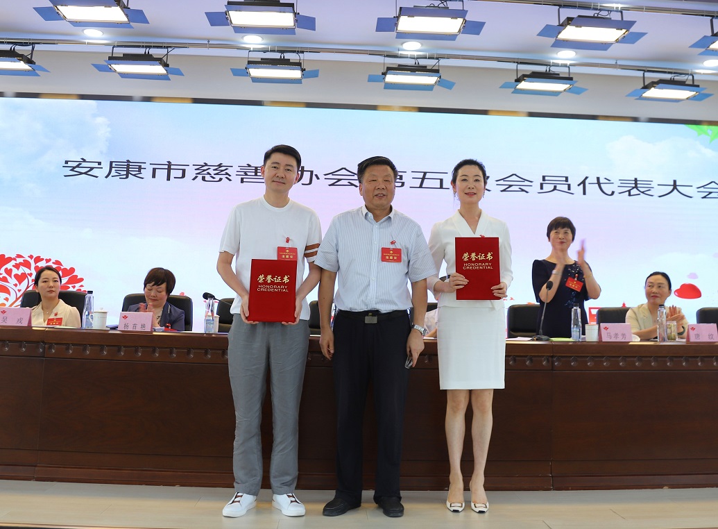 7. 崔光华为黄庆雪、张元江颁发荣誉副会长证书.jpg