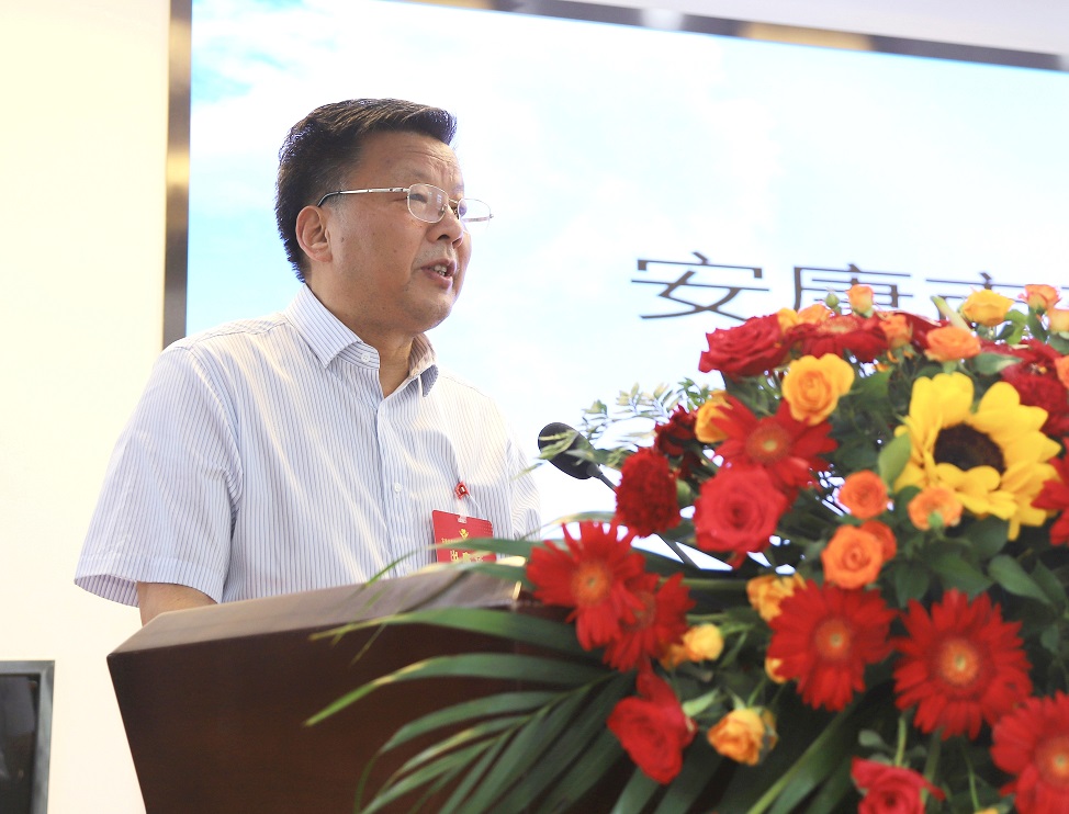 3. 市慈善协会第四届理事会会长崔光华作工作报告.jpg