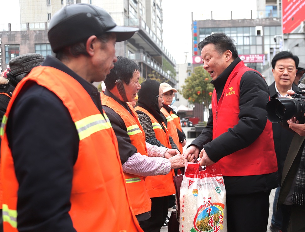 1. 崔光华为环卫工人发放慰问品.JPG