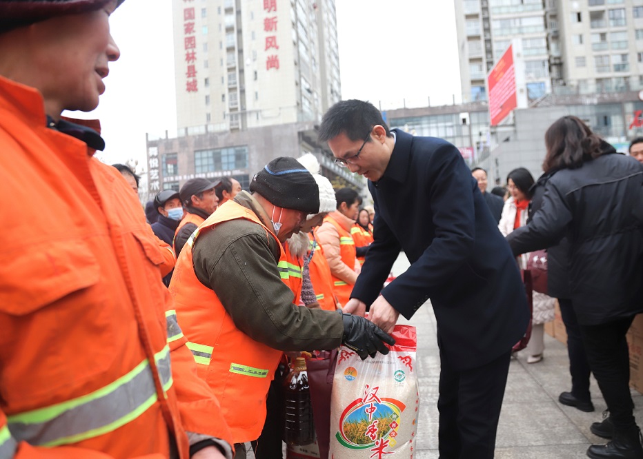 4. 向成诚为环卫工人发放慰问品.JPG
