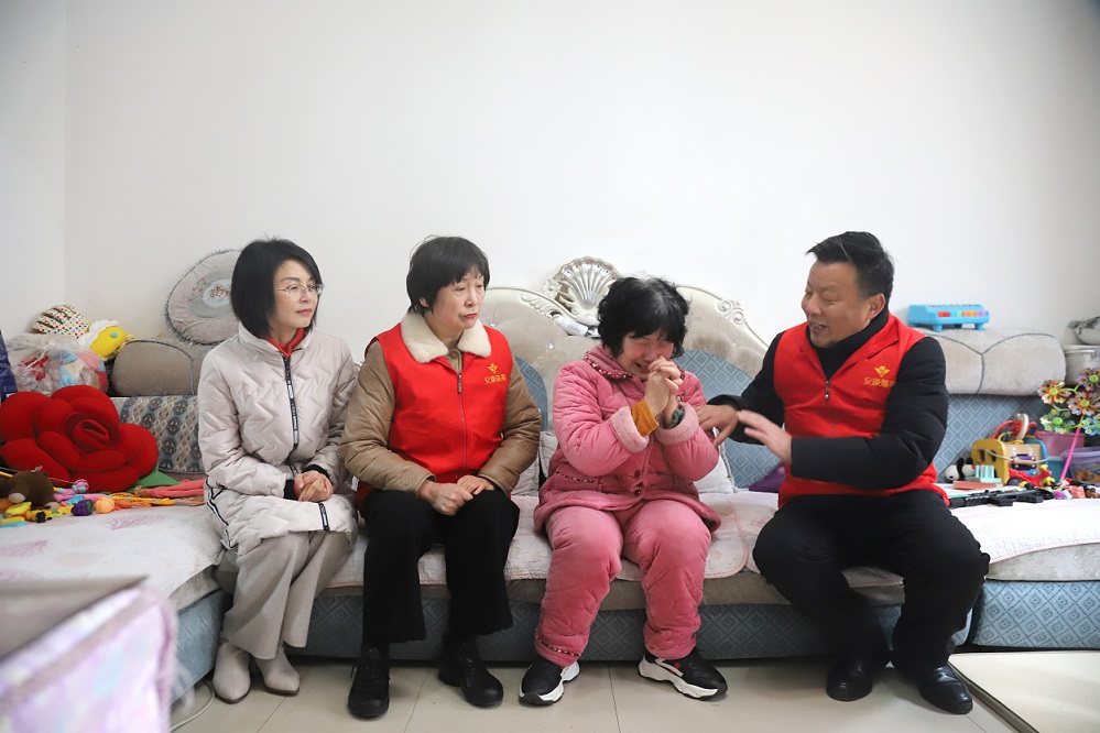 7. 入户慰问困难职工.JPG