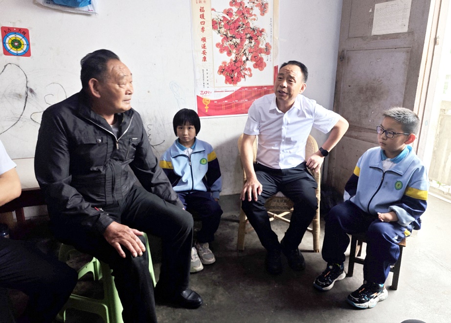 1. 魏小林慰问残疾儿童.jpg