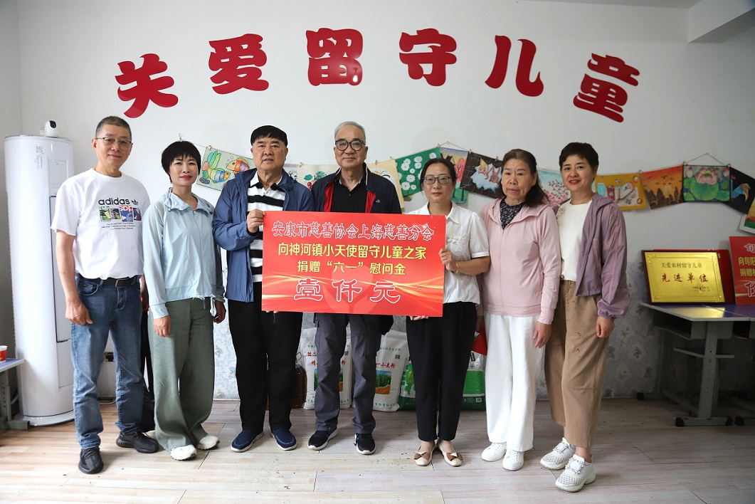 2.  捐赠活动合影.JPG