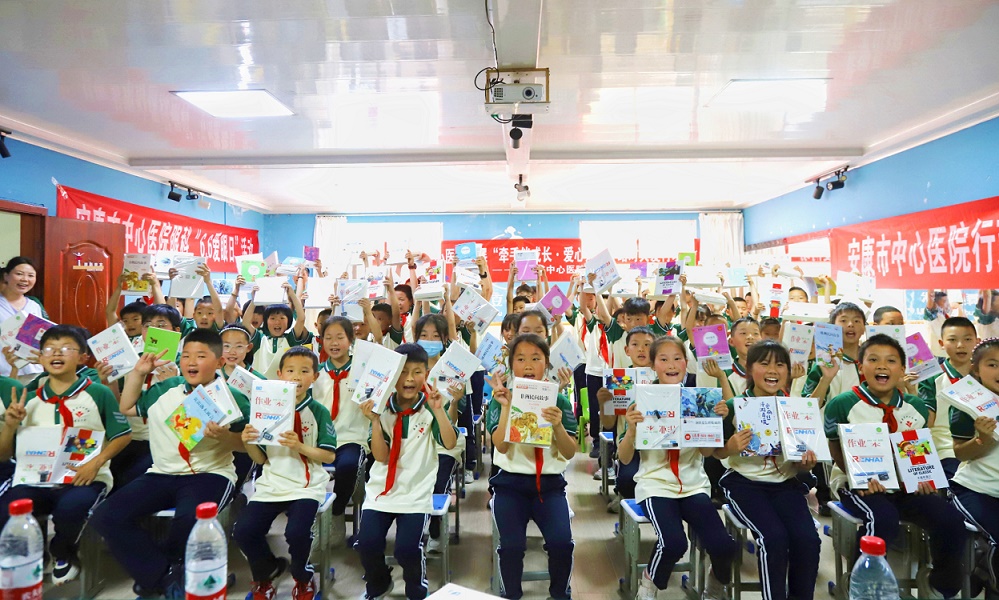 4. 收到礼物的孩子们欢呼雀跃.jpg