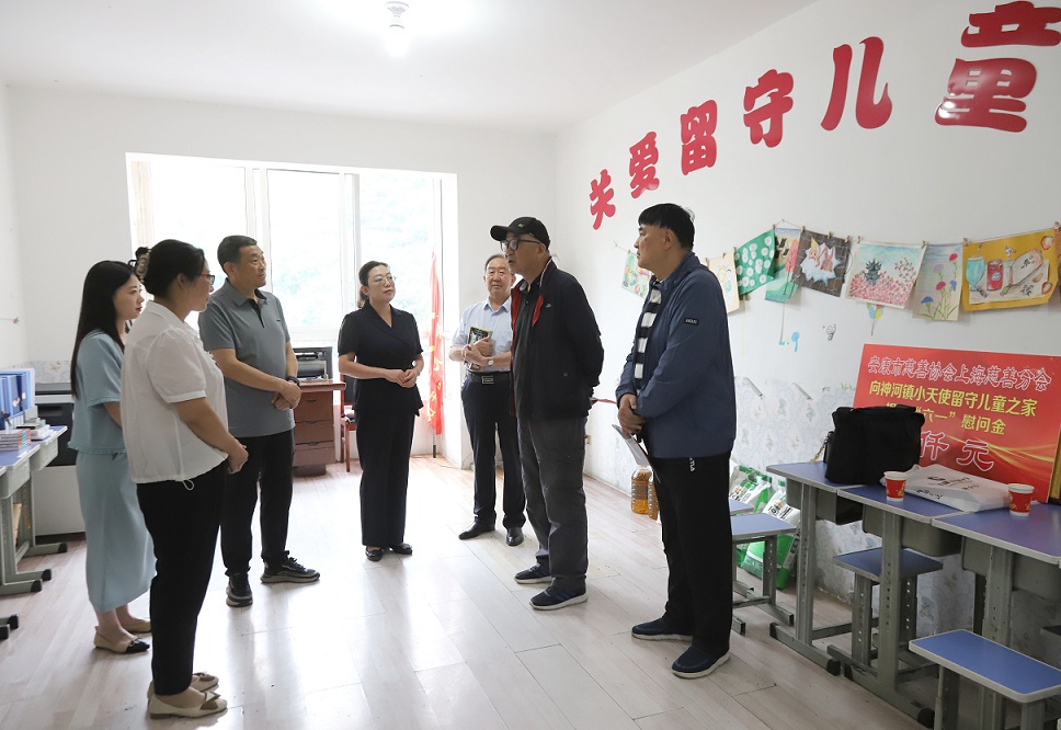 1.   于登玉一行详细询问孩子们的现状.JPG