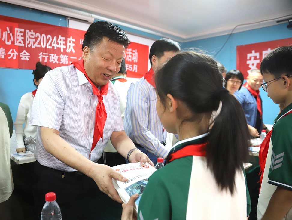 1. 崔光华为八仙镇留守儿童发放慰问品.JPG