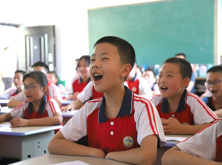 6.  孩子们兴高采烈.JPG