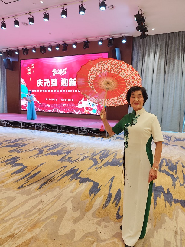 06. 今年八十岁的邹红老人正在认真排练庆元旦旗袍秀.jpg