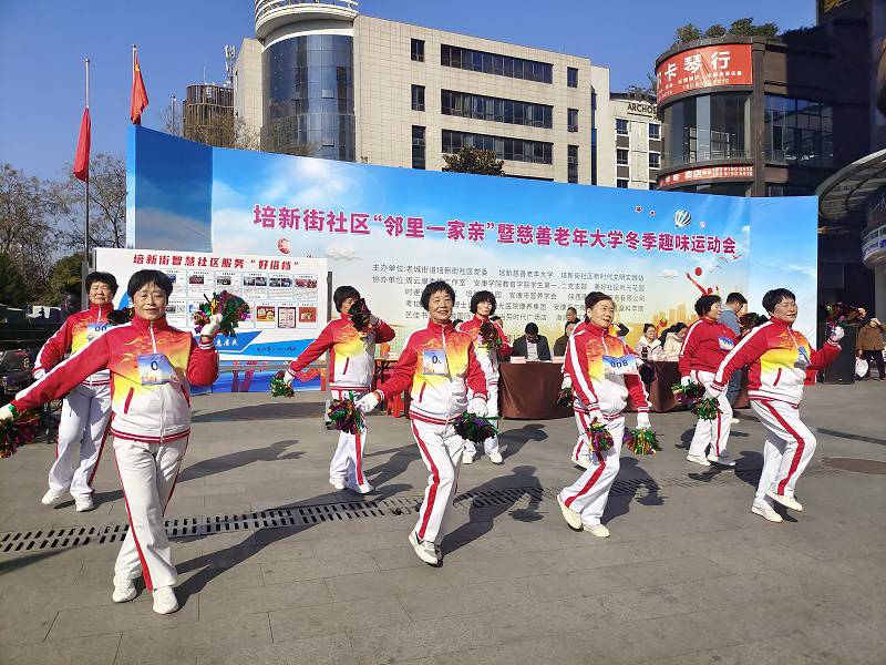 1.  老年学员载歌载舞.jpg
