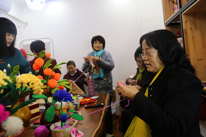 03. 旬阳市老城社区慈善老年大学巧手班织就快乐晚年.JPG