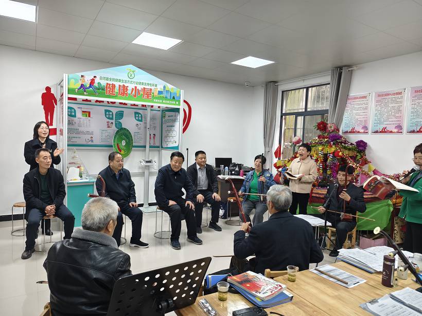 05. 崔光华会长看望白河县河街社区慈善老年大学音乐班学员.jpg