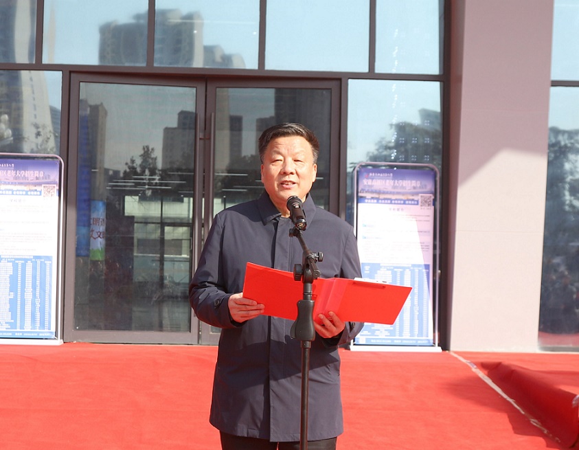 04. 崔光华宣布老年大学挂牌启用.JPG