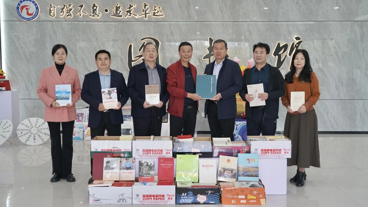 1. 周育论为安康中学高新分校捐赠图书.jpg