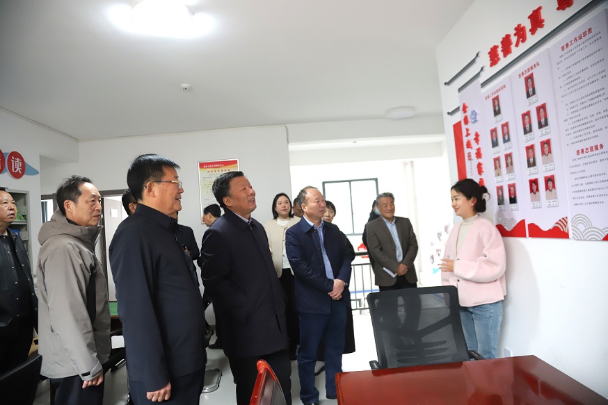 5. 冯永清一行在平利县城关镇东关社区金缘上城慈善幸福家园考察.JPG