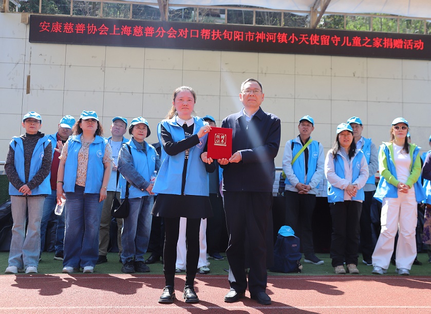 4. 张先平为爱心人士孟晓蓉颁发捐赠证书.JPG