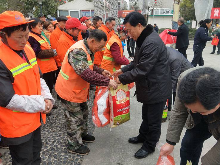 4.  胡吉应为环卫工人发放慰问品.jpg