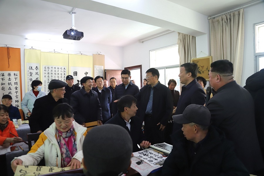 1. 冯永清一行在石泉县北街社区慈善老年大学考察，图为：冯永清一行与书画班上课的老年学员交流互动.JPG