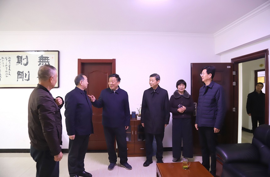 1. 陈晖看望工作人员.JPG