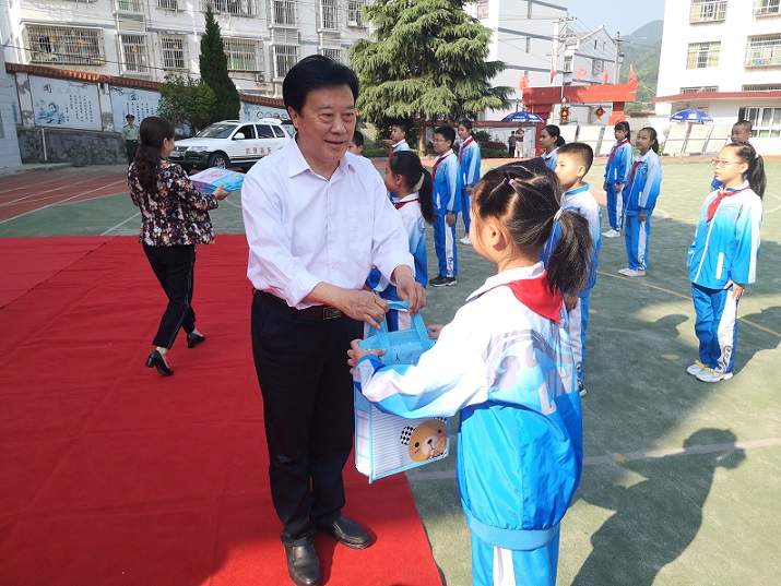 3. 胡吉应看望慰问山区困难学生.jpg