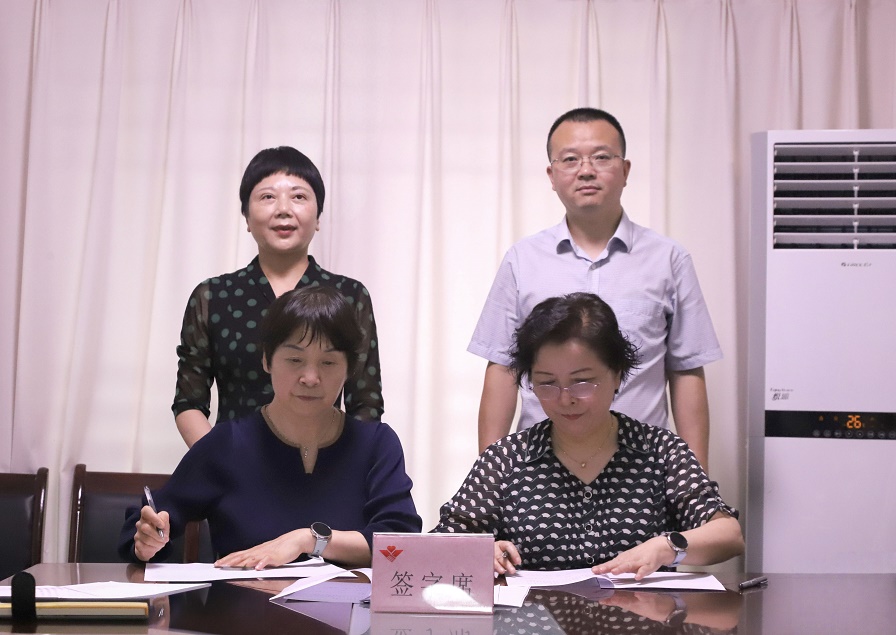 1. 马孝芳与市中医医院副院长王晓玲签订慈善助医”脱病忧“协议.jpg