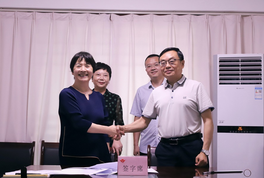 2. 马孝芳与市人民医院纪委书记杨勇签订慈善助医”脱病忧“协议.jpg