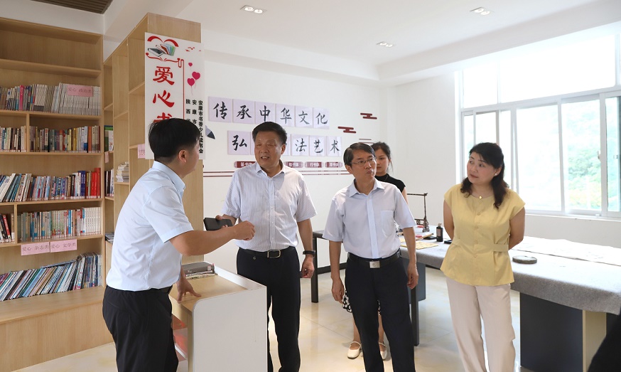 2. 刘月冬一行考察社区慈善幸福家园.JPG