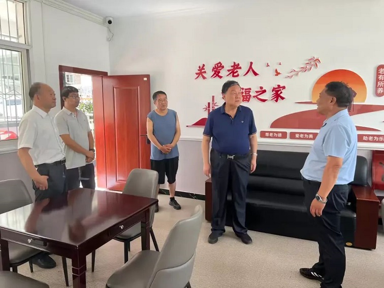 1. 吴前进在老城社区慈善幸福家园进行调研检查.jpg